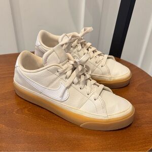 Women's Cream Sneakers Nike cream and white shoe 7 EUC gum sole